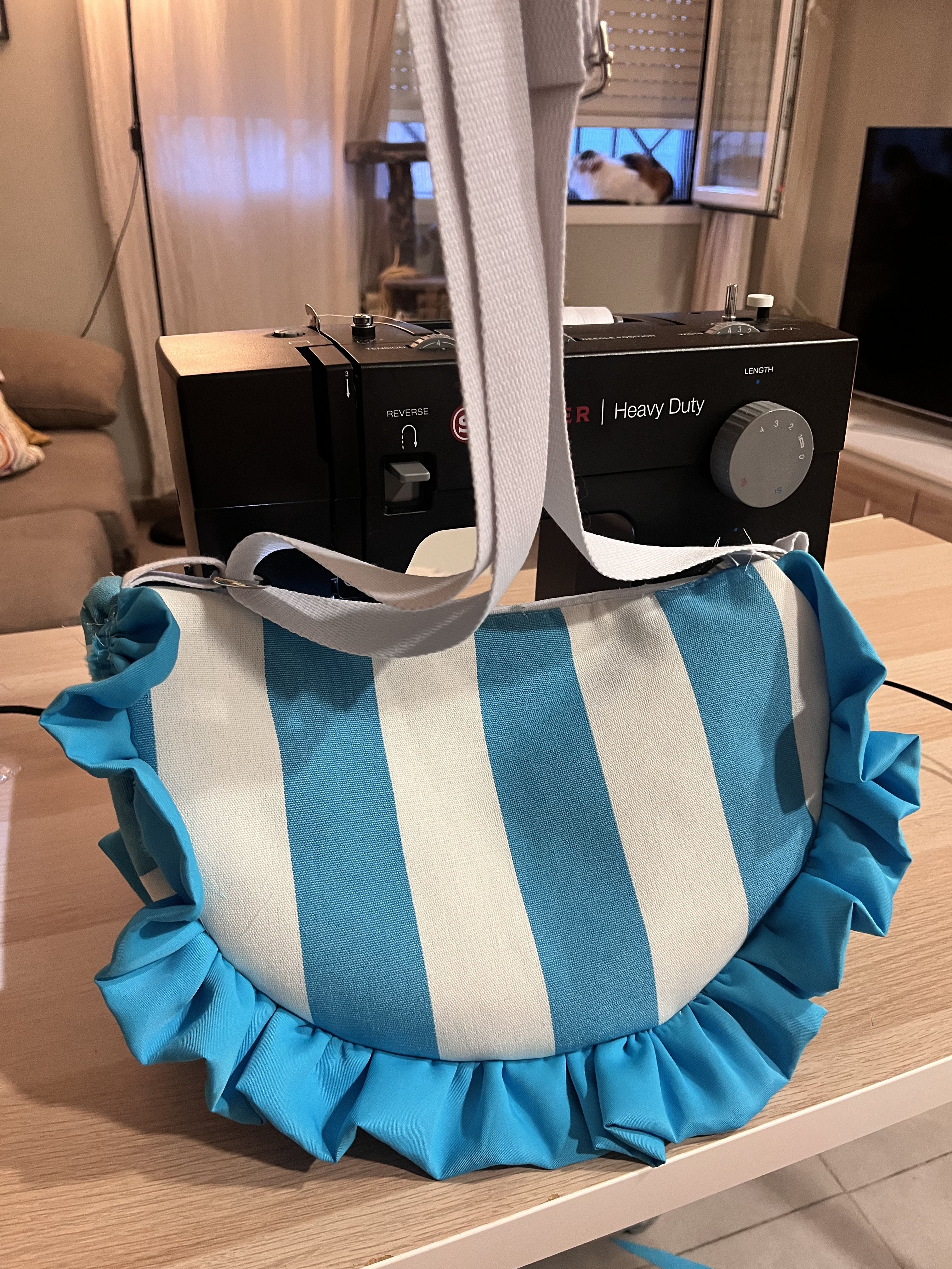 Bolso artesanal pastel con asas tejidas
